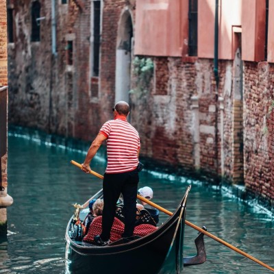 Grupo de pessoas navegando pela Lagoa de Veneza