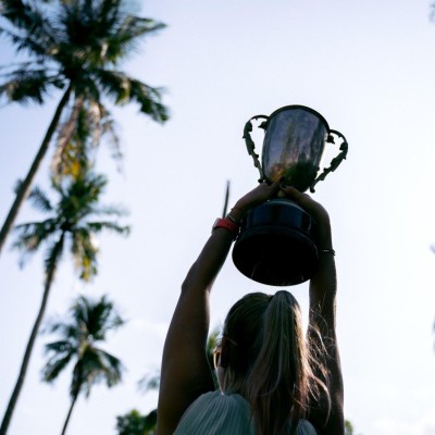 Mulher estendendo um troféu