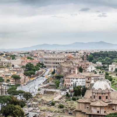Fotografia da área ao redor do Anfiteatro Flaviano (Coliseu)